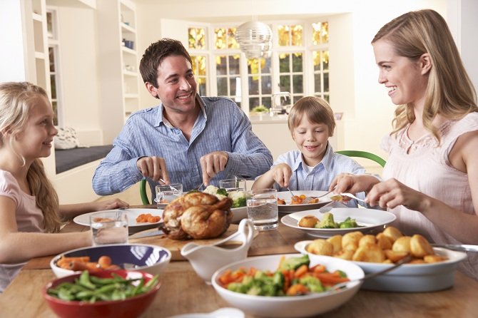 hispanic family eating dinner